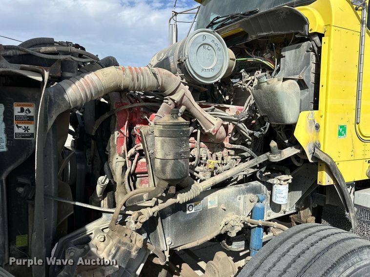 image for item DT6567 2007 Kenworth semi truck