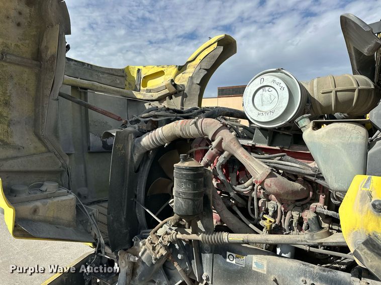 image for item DT6567 2007 Kenworth semi truck