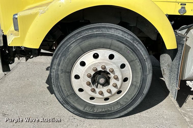 image for item DT6567 2007 Kenworth semi truck