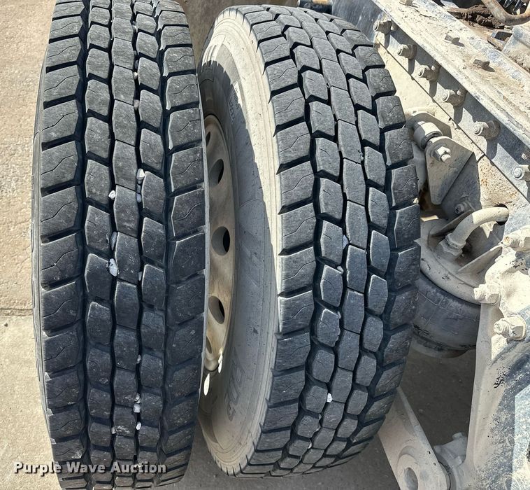 image for item DT6567 2007 Kenworth semi truck