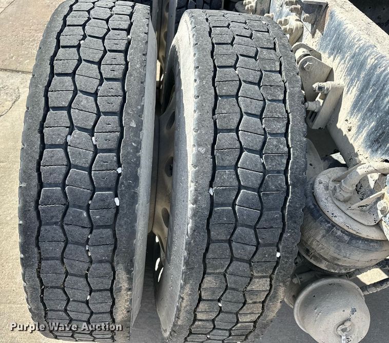 image for item DT6567 2007 Kenworth semi truck