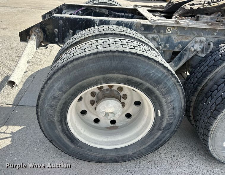 image for item DT6567 2007 Kenworth semi truck