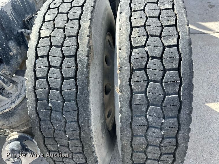 image for item DT6567 2007 Kenworth semi truck