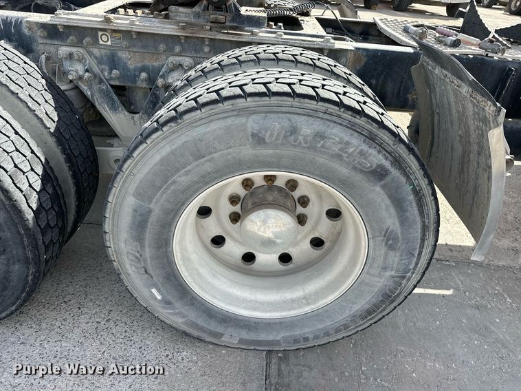 image for item DT6567 2007 Kenworth semi truck