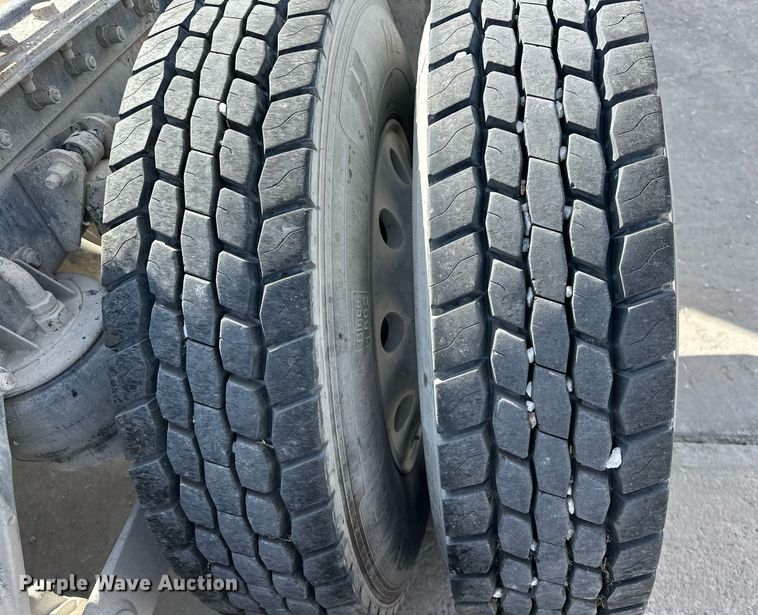 image for item DT6567 2007 Kenworth semi truck