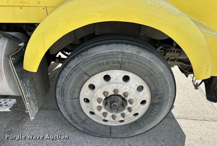 image for item DT6567 2007 Kenworth semi truck