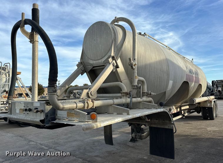 image for item DT6569 2008 Heil pneumatic dry bulk trailer