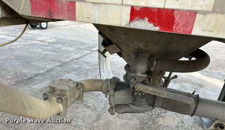 image for item DT6569 2008 Heil pneumatic dry bulk trailer