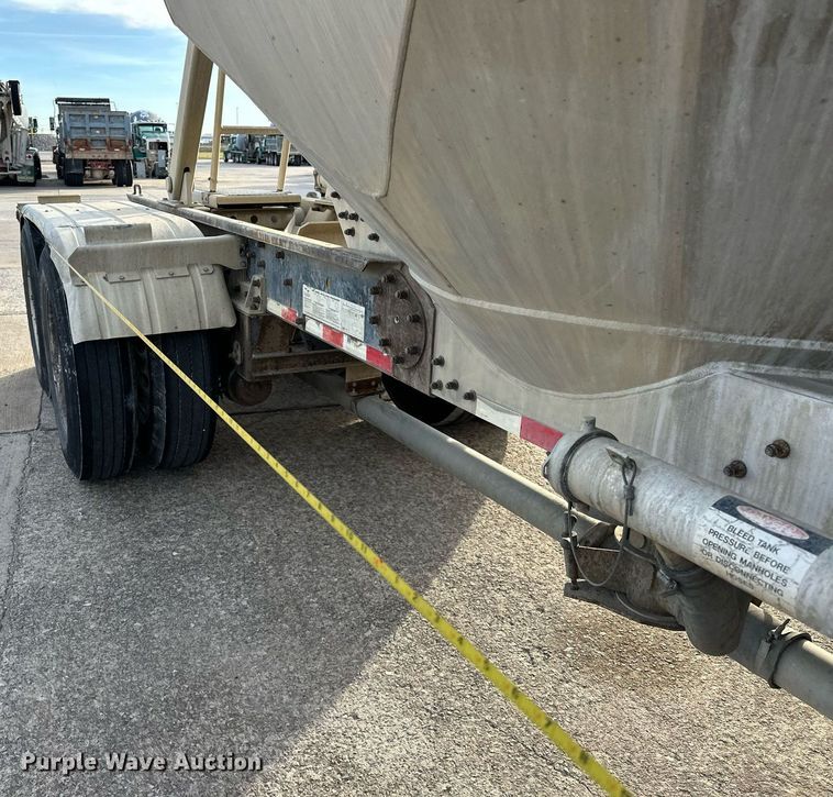 image for item DT6569 2008 Heil pneumatic dry bulk trailer