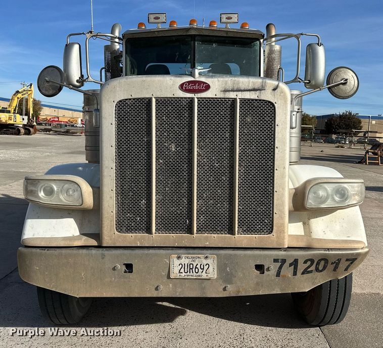 image for item DT6570 2013 Peterbilt 388 semi truck
