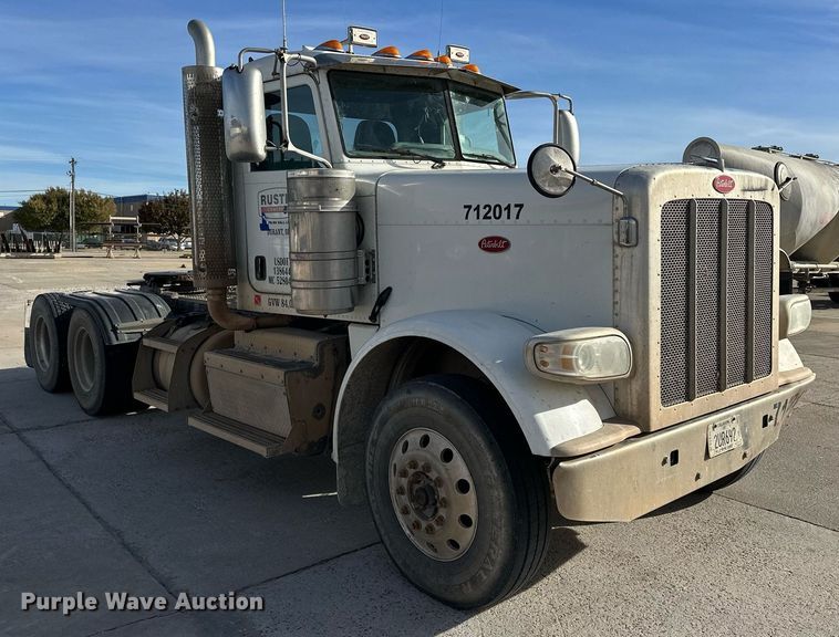 image for item DT6570 2013 Peterbilt 388 semi truck