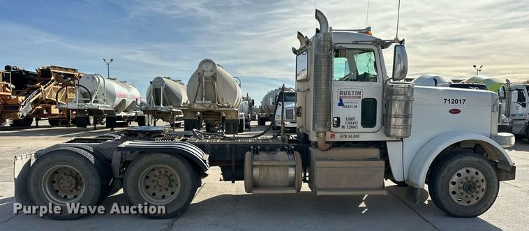 image for item DT6570 2013 Peterbilt 388 semi truck