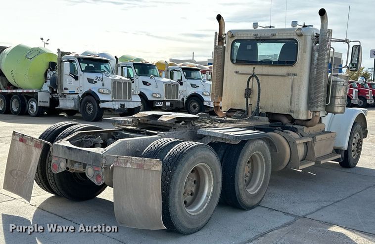 image for item DT6570 2013 Peterbilt 388 semi truck