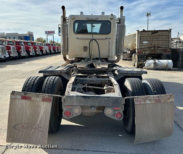 image for item DT6570 2013 Peterbilt 388 semi truck