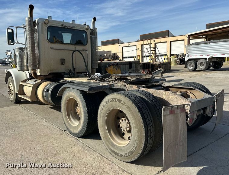 image for item DT6570 2013 Peterbilt 388 semi truck