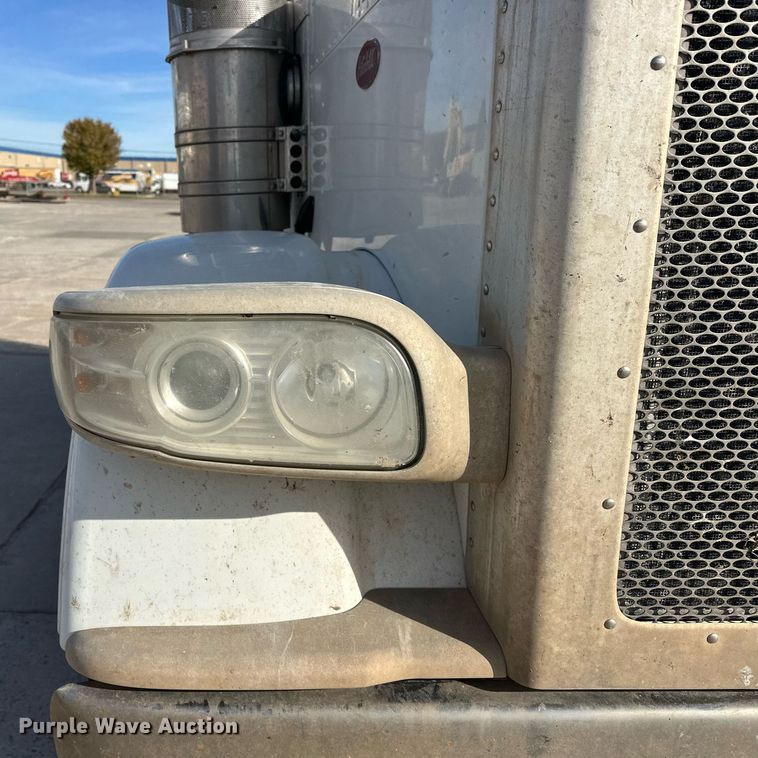 image for item DT6570 2013 Peterbilt 388 semi truck
