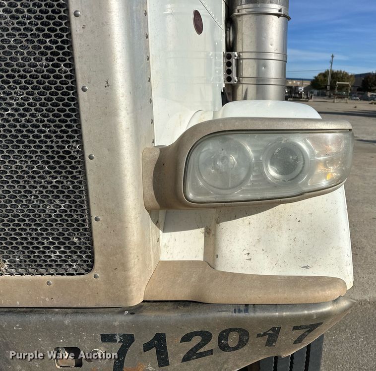 image for item DT6570 2013 Peterbilt 388 semi truck