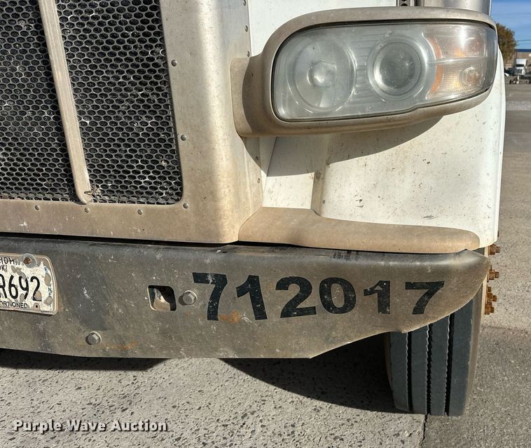 image for item DT6570 2013 Peterbilt 388 semi truck