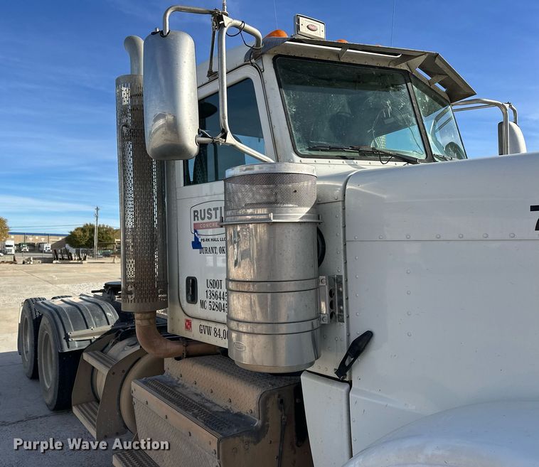 image for item DT6570 2013 Peterbilt 388 semi truck