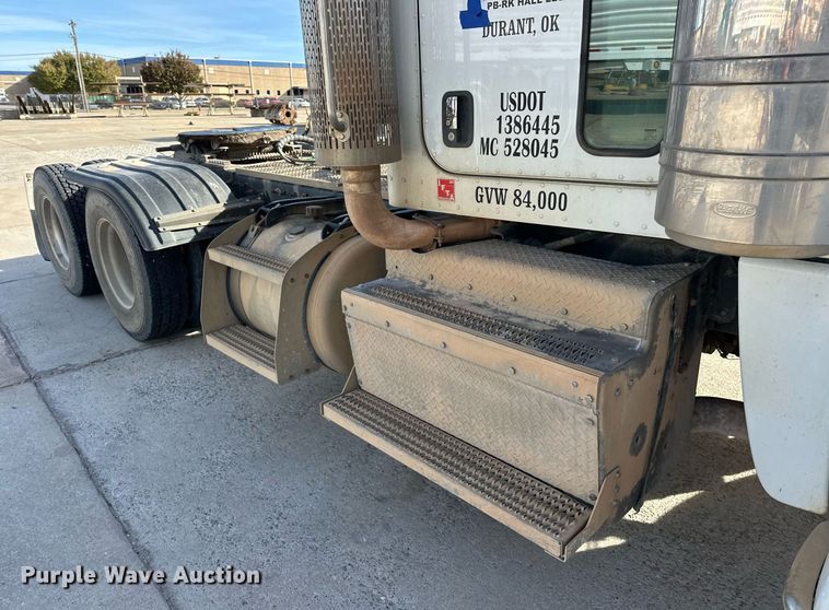 image for item DT6570 2013 Peterbilt 388 semi truck