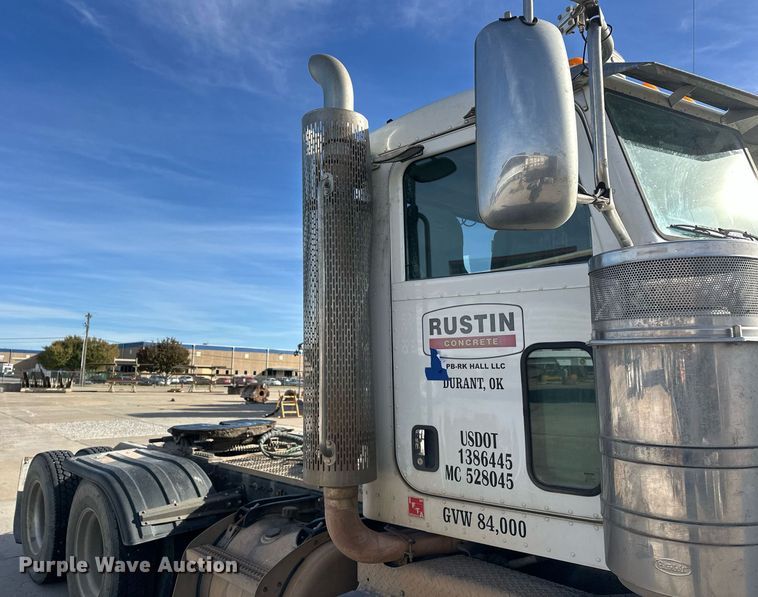 image for item DT6570 2013 Peterbilt 388 semi truck