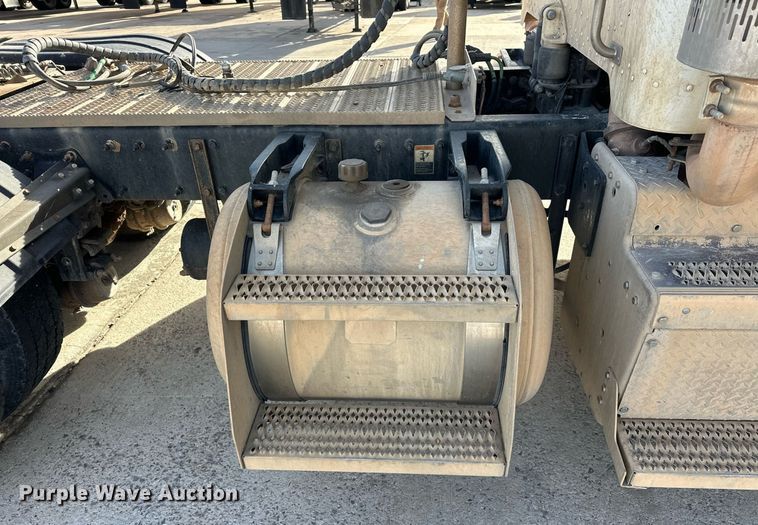 image for item DT6570 2013 Peterbilt 388 semi truck