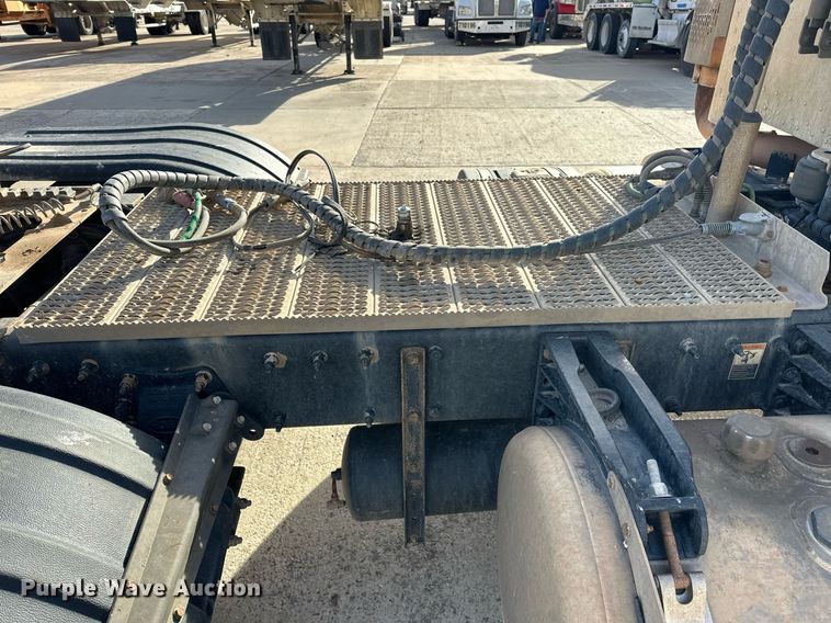 image for item DT6570 2013 Peterbilt 388 semi truck