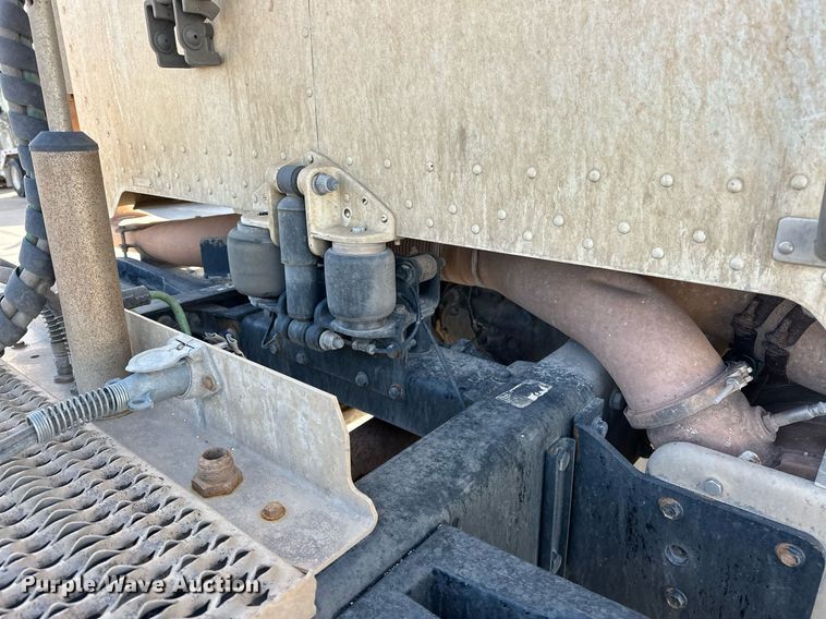 image for item DT6570 2013 Peterbilt 388 semi truck