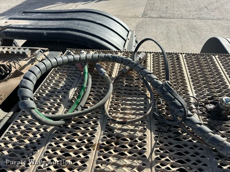 image for item DT6570 2013 Peterbilt 388 semi truck