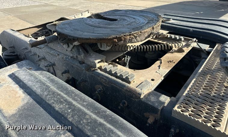 image for item DT6570 2013 Peterbilt 388 semi truck