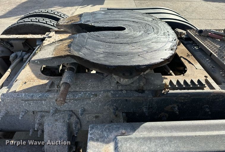 image for item DT6570 2013 Peterbilt 388 semi truck