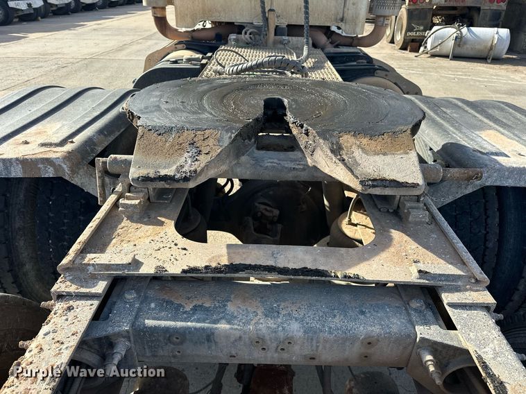 image for item DT6570 2013 Peterbilt 388 semi truck