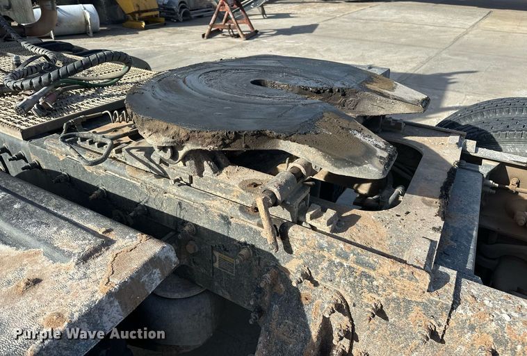 image for item DT6570 2013 Peterbilt 388 semi truck