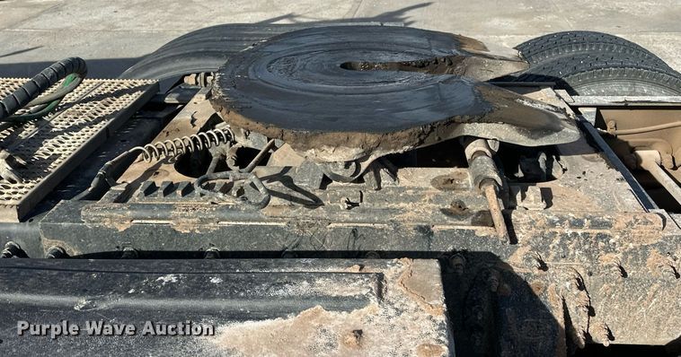 image for item DT6570 2013 Peterbilt 388 semi truck