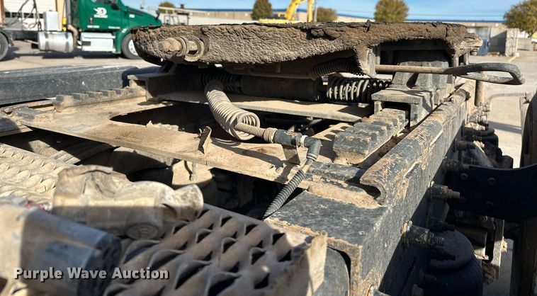 image for item DT6570 2013 Peterbilt 388 semi truck