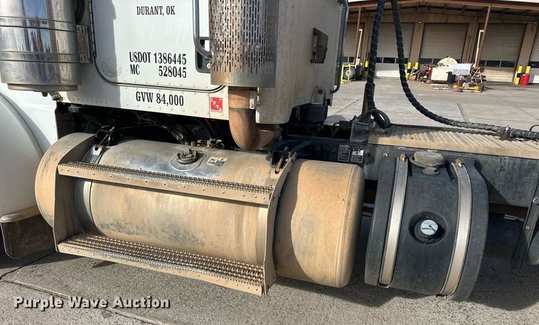 image for item DT6570 2013 Peterbilt 388 semi truck