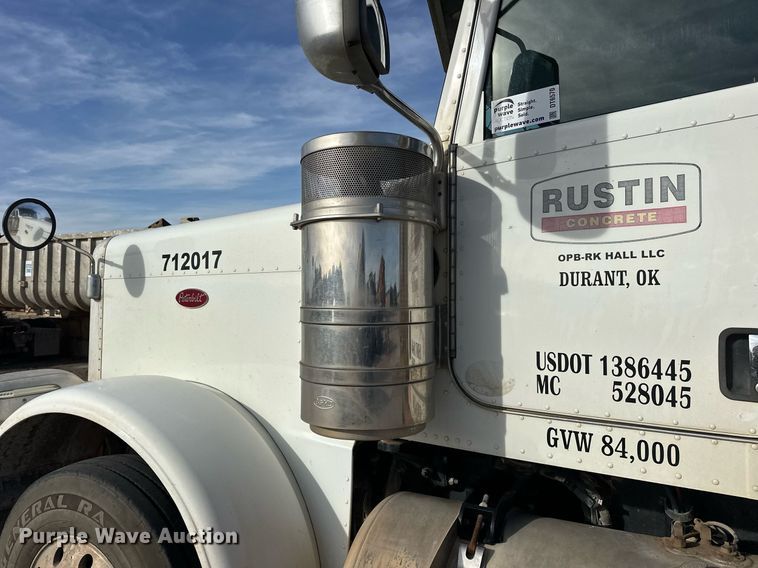 image for item DT6570 2013 Peterbilt 388 semi truck