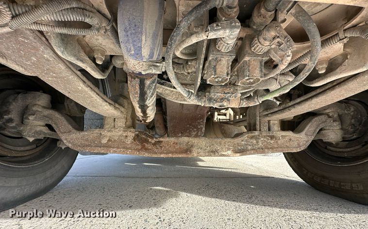 image for item DT6570 2013 Peterbilt 388 semi truck