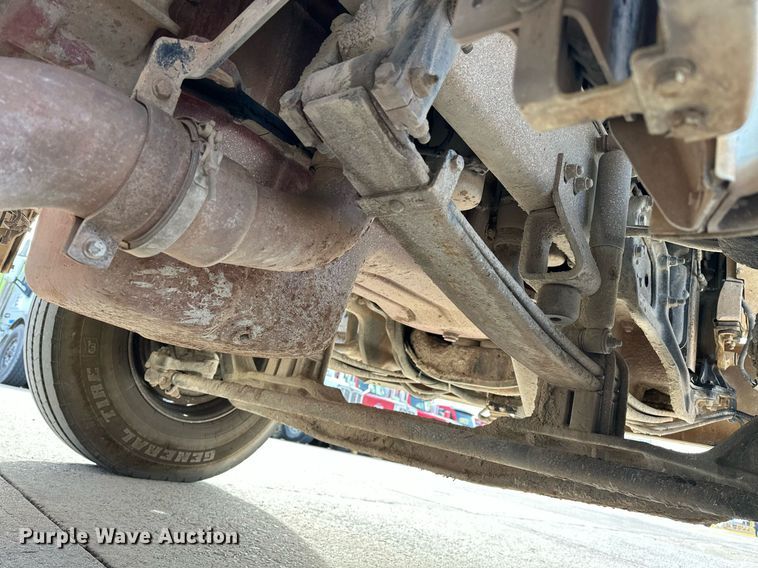 image for item DT6570 2013 Peterbilt 388 semi truck