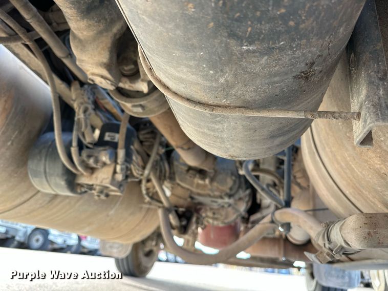 image for item DT6570 2013 Peterbilt 388 semi truck