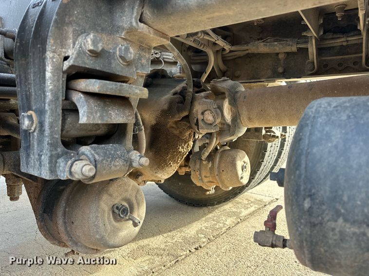 image for item DT6570 2013 Peterbilt 388 semi truck