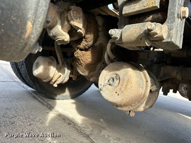 image for item DT6570 2013 Peterbilt 388 semi truck