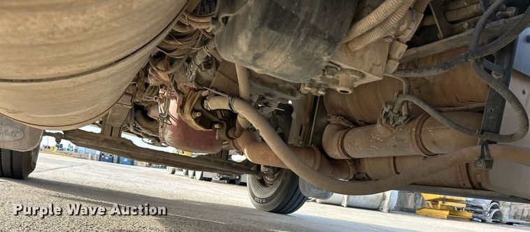 image for item DT6570 2013 Peterbilt 388 semi truck