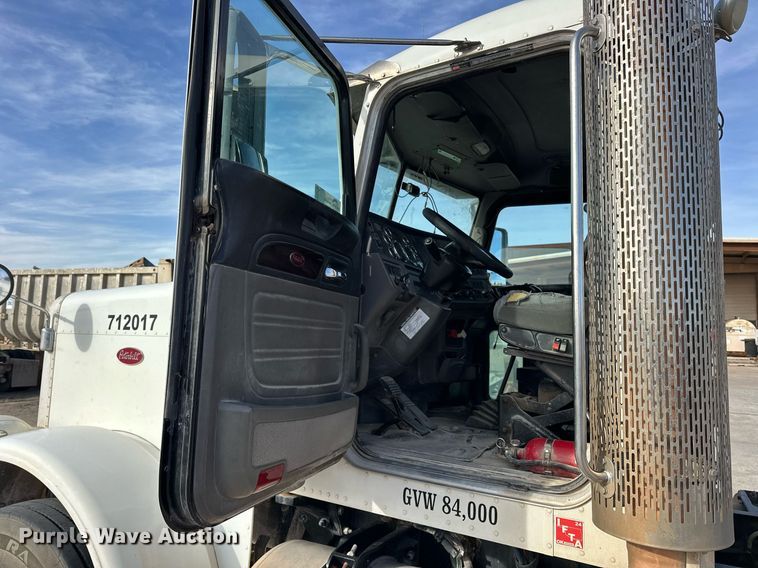 image for item DT6570 2013 Peterbilt 388 semi truck