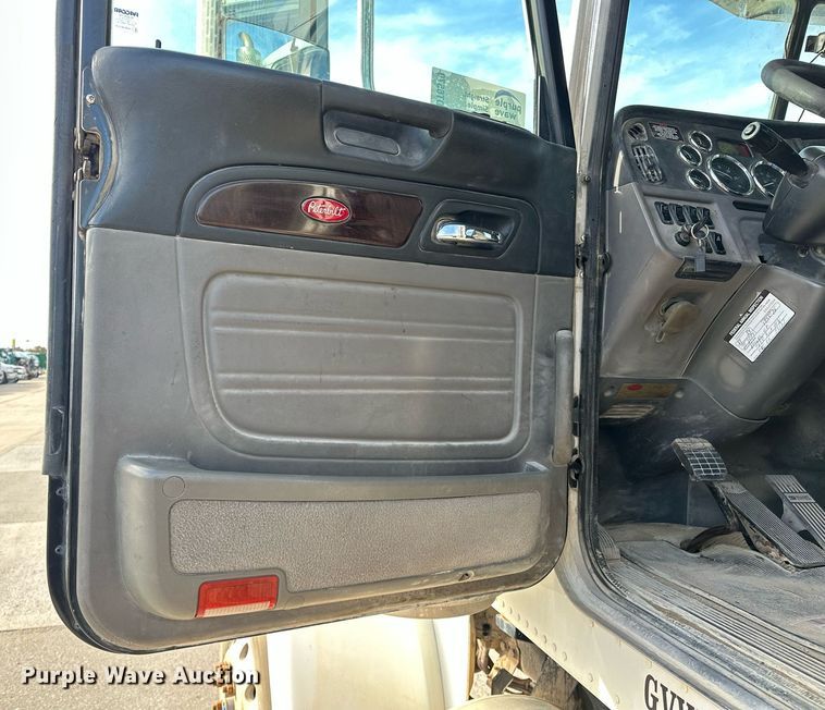 image for item DT6570 2013 Peterbilt 388 semi truck