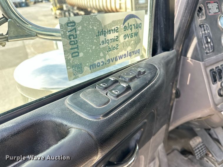 image for item DT6570 2013 Peterbilt 388 semi truck