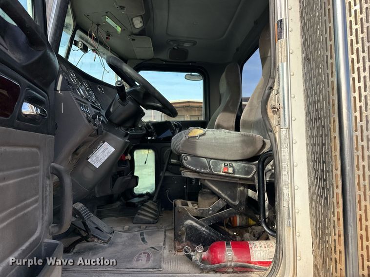 image for item DT6570 2013 Peterbilt 388 semi truck