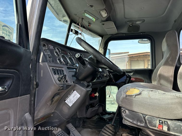 image for item DT6570 2013 Peterbilt 388 semi truck