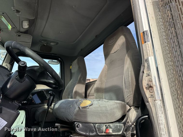 image for item DT6570 2013 Peterbilt 388 semi truck