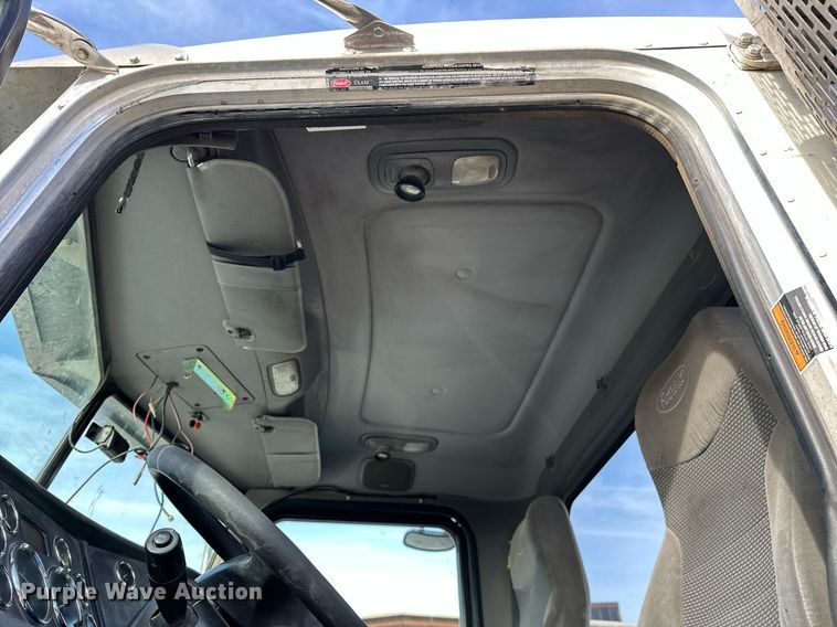 image for item DT6570 2013 Peterbilt 388 semi truck